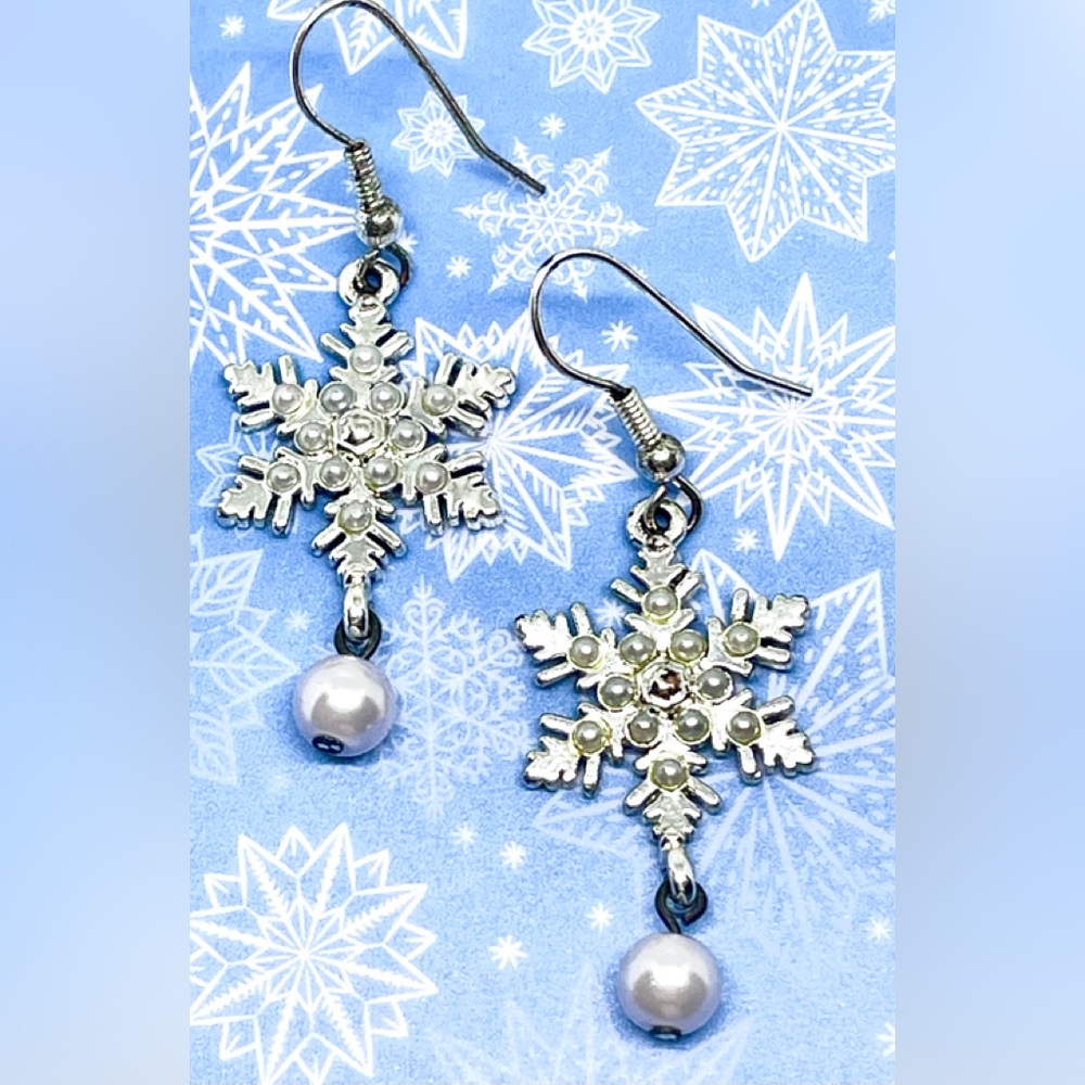 Vintage Christmas Winter White Pearl Silver Tone Snowflake Drop Dangle Earrings